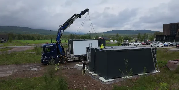 Kran som løfter en container på plass