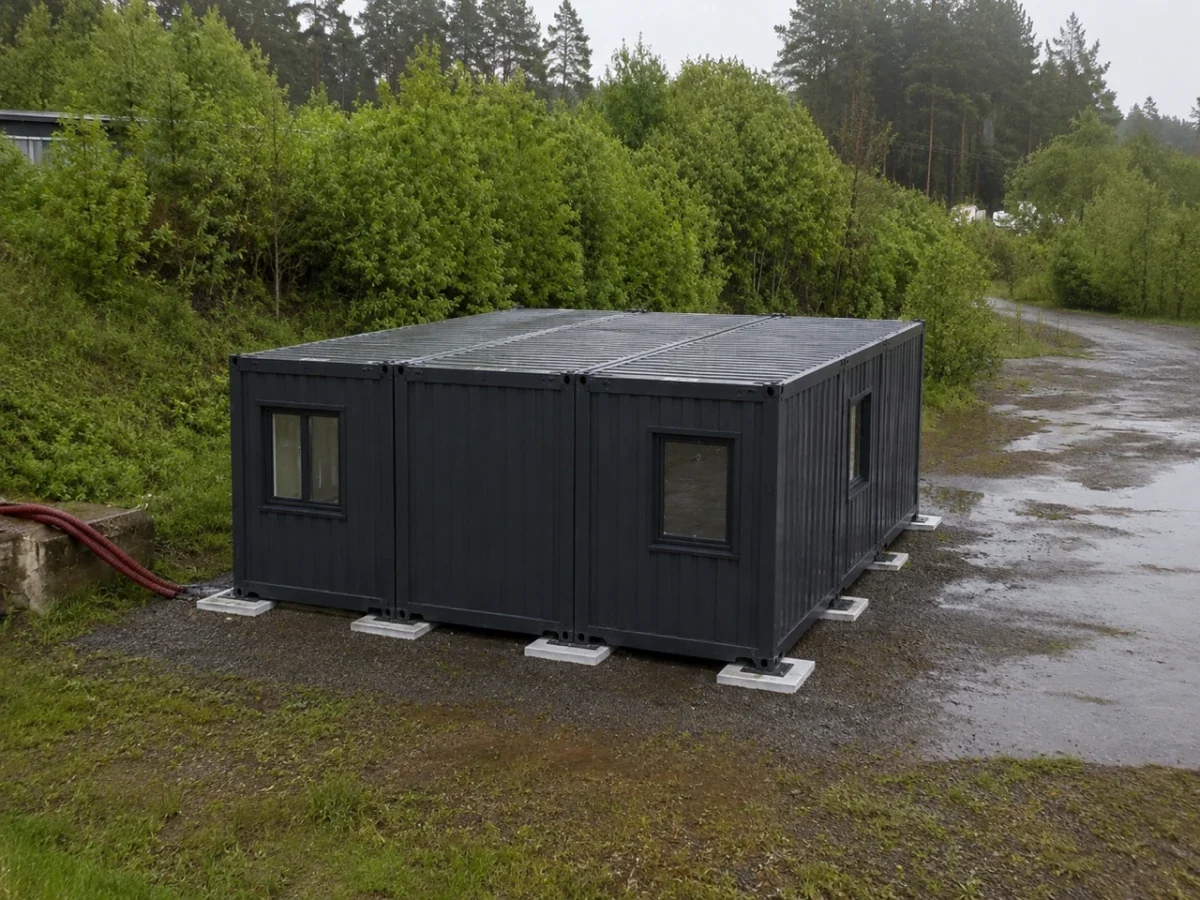 Tre sammenkoblede containere på betongfundament