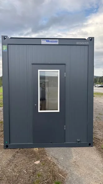 Containerdør med vindu, sett utenfra