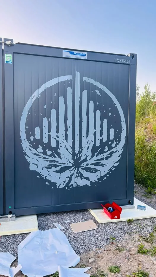 Container med lydbølge-logo på enden