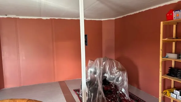 Innsiden av en container med malte vegger