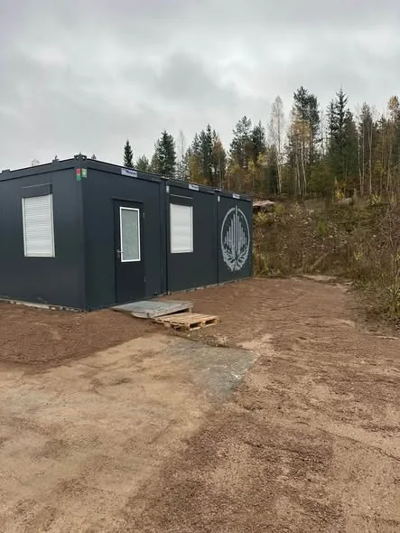 Containerne sett fra siden på tomta